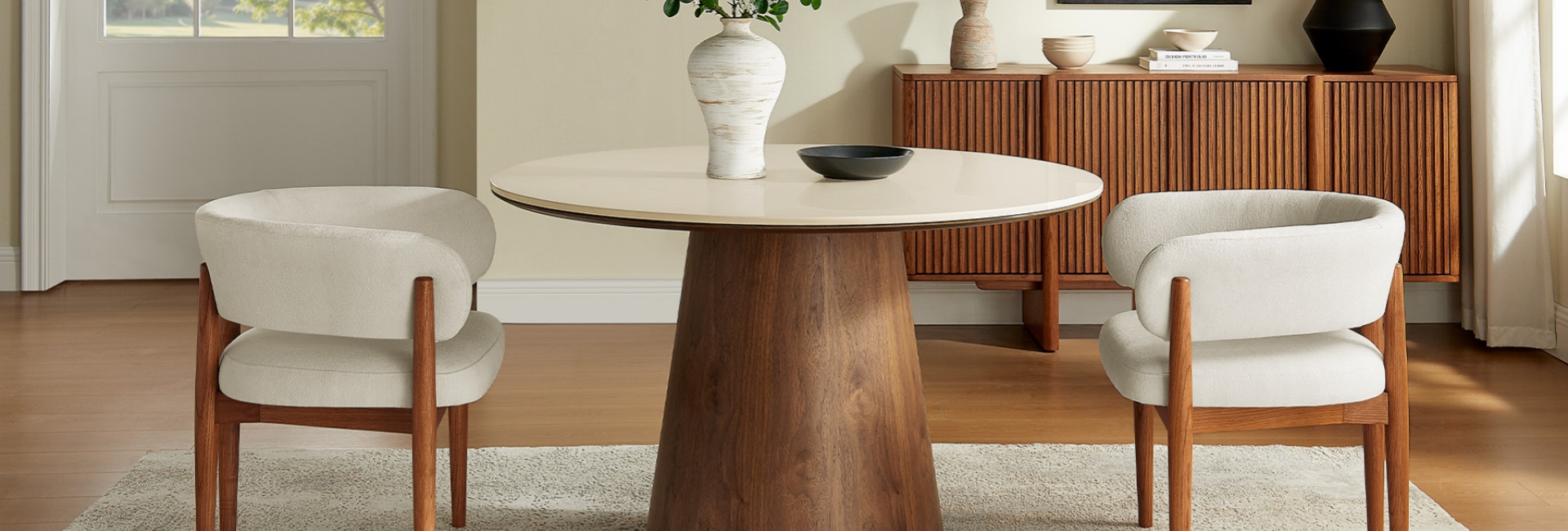 round dining room table in dinding room