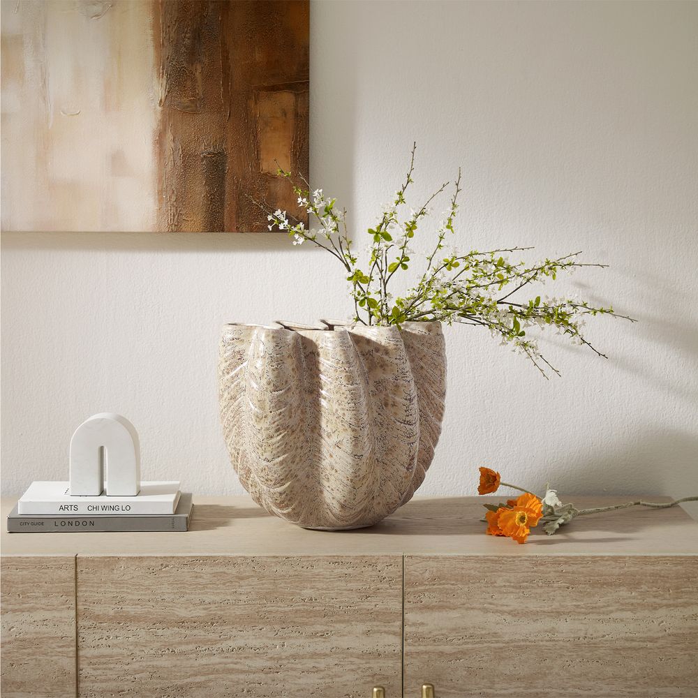 Tridacna gigas design ceramic vase