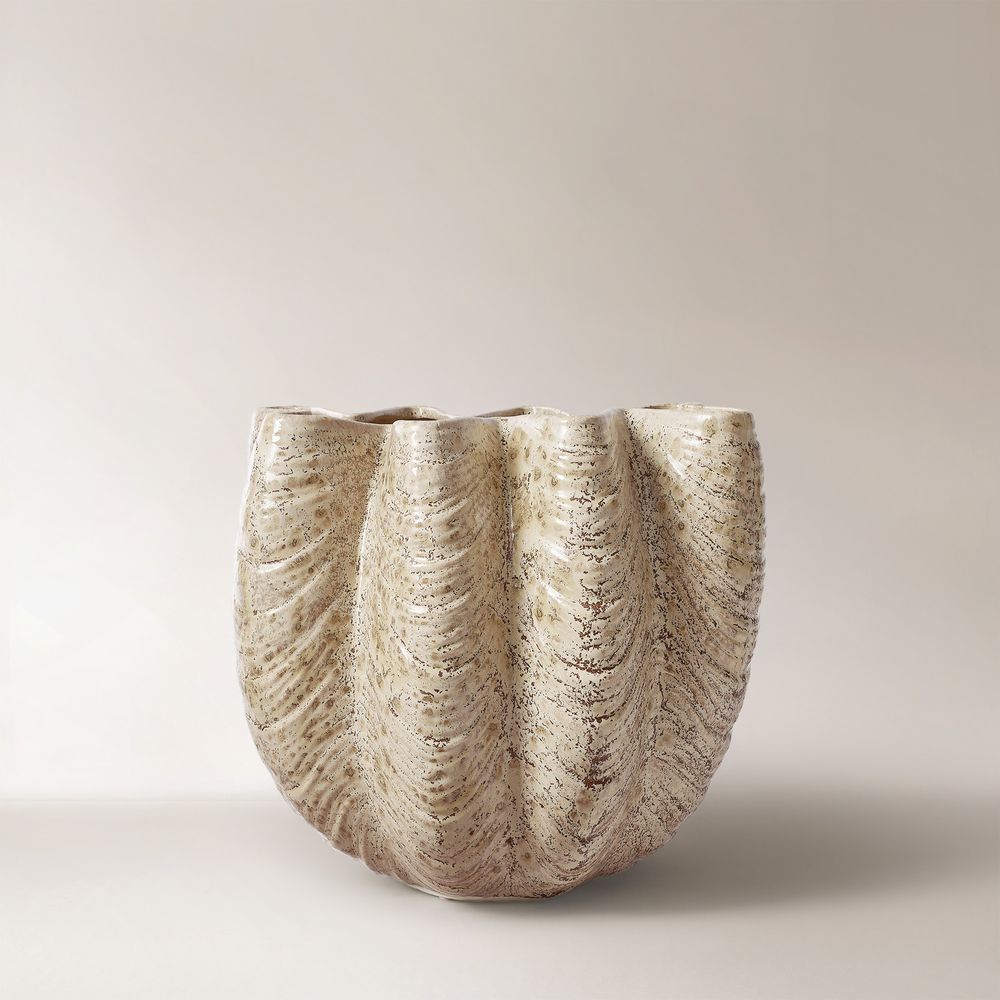 Tridacna gigas design ceramic vase