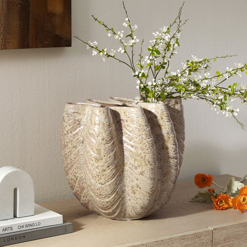 Tridacna gigas design ceramic vase