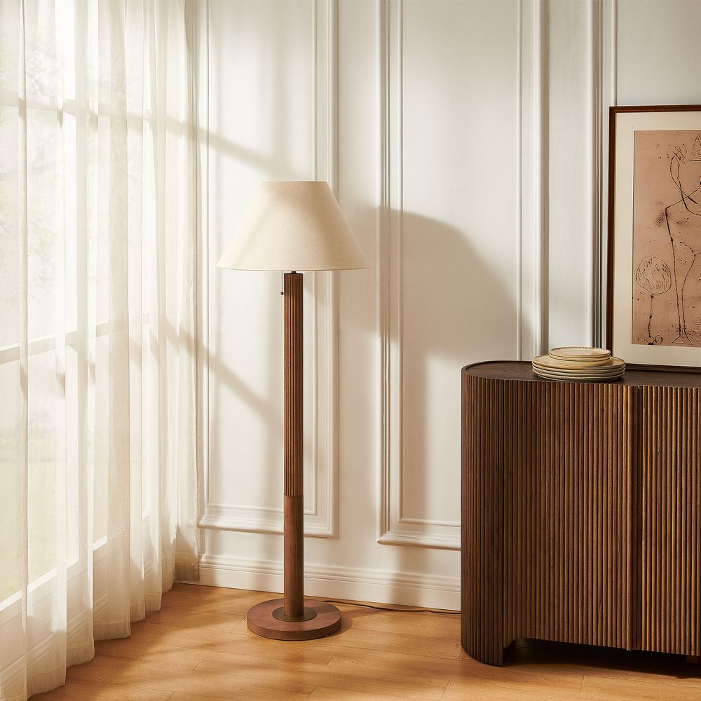 Wooden floor lamp with pull-chain switch