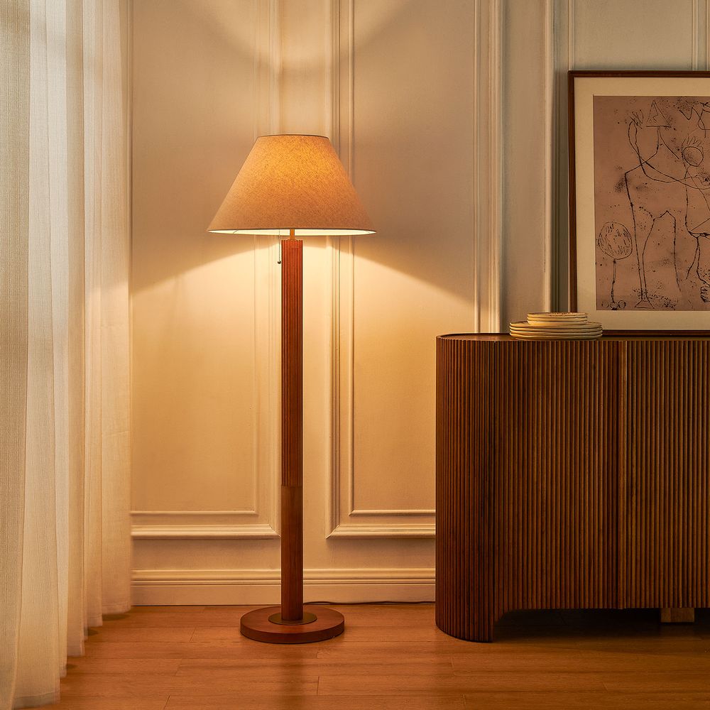 Wooden floor lamp with pull-chain switch