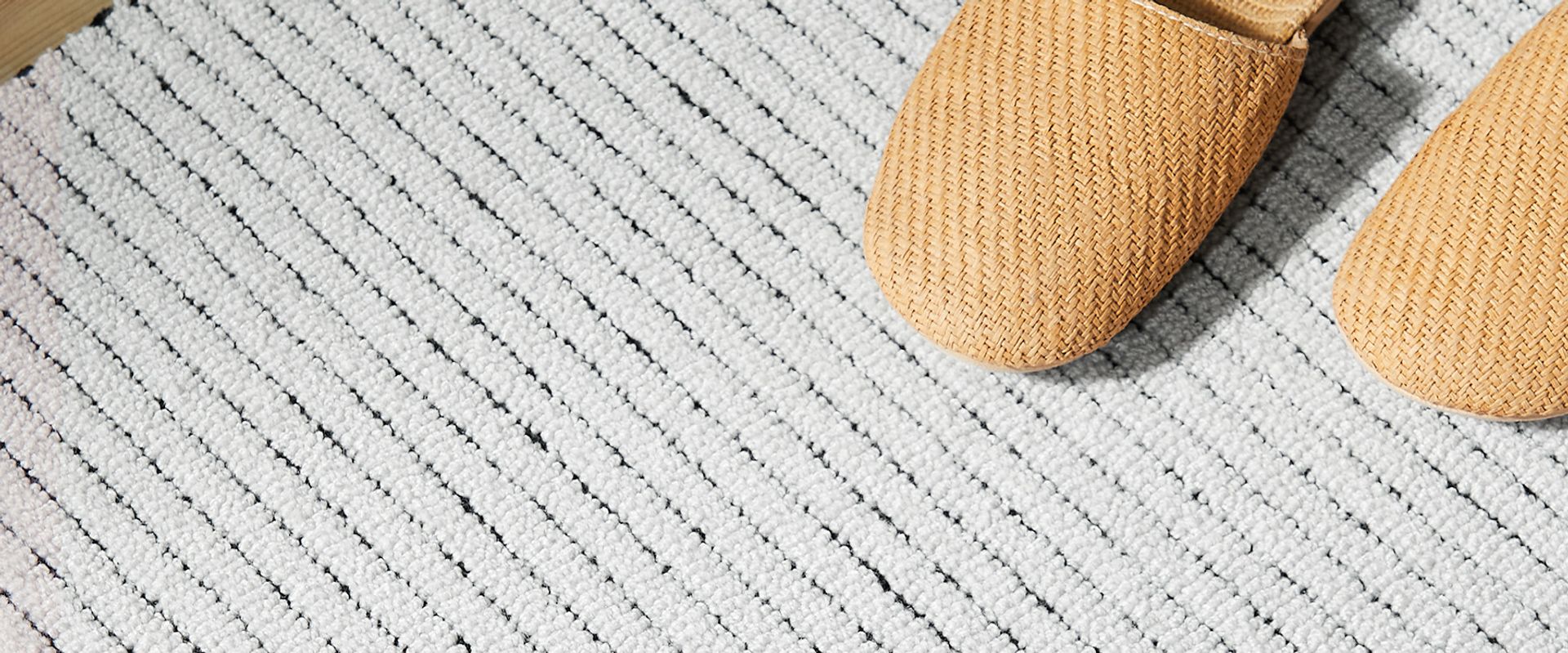 Handwoven wool doormat with fringe tassels white