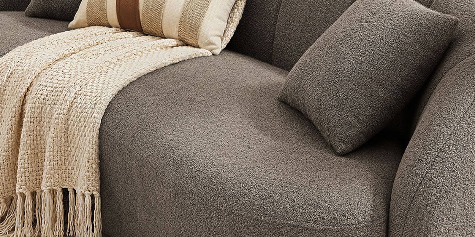 Spacious Deep Seating Layout