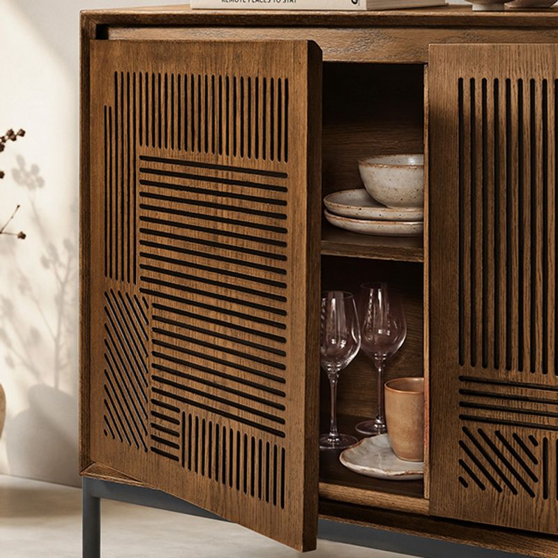 Bold Engraved Details That Define the Space