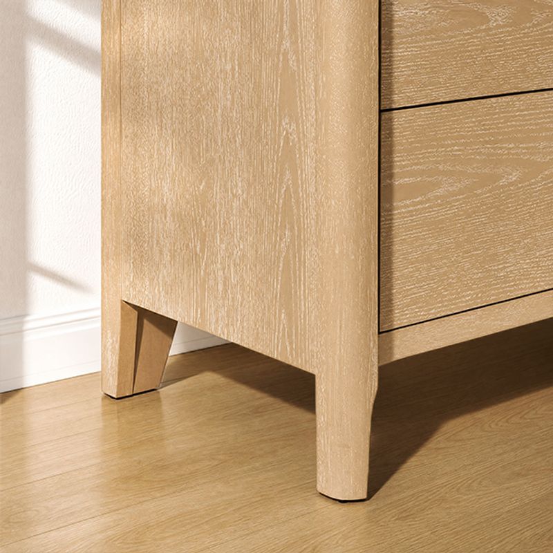 Subtle Grain With an Elevated Legs