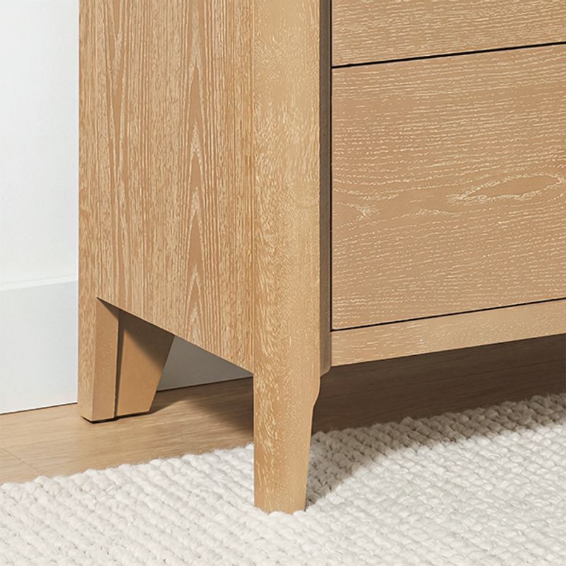 Subtle Grain With an Elevated Legs