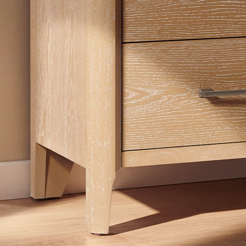 Subtle Grain With an Elevated Legs