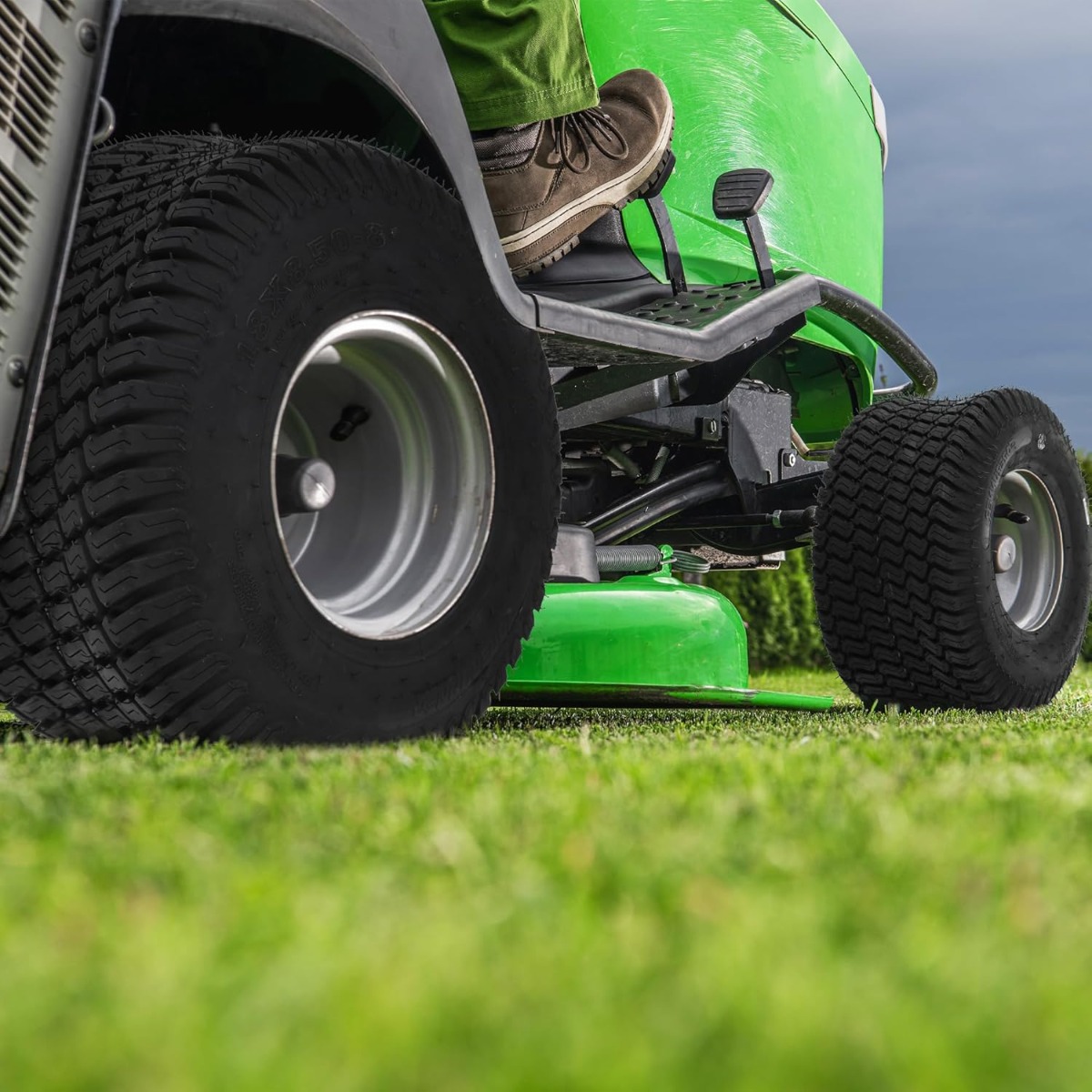 Side view of YITAMOTOR® 18x8.50-8" Lawn Mower Tires, Suitable for Lawnmowers, Motorcycles, Garden Tractors, Golf Carts, and Farm Equipment, 4Ply, Set of 2