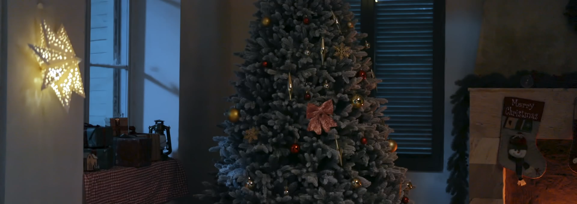 CHRISTMAS IS LIGHTING UP CastGlow™ Pre-Lit Tree Sale